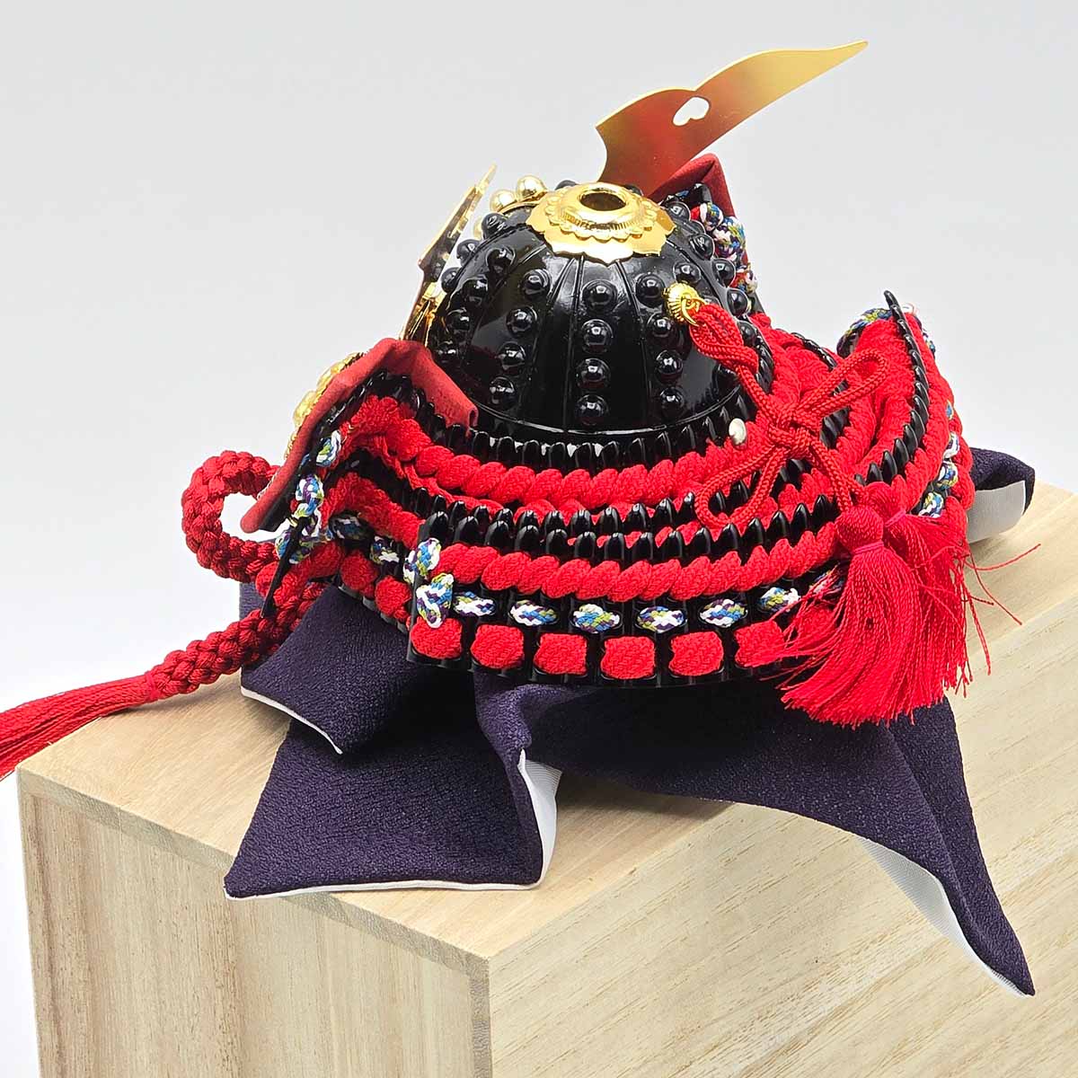 Yoshitoku Spezial-Miniaturhelm in Paulownia-Box (2 Modelle)